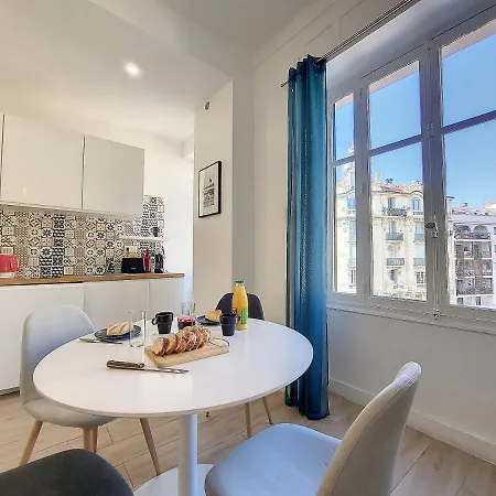 Nestor&jeeves - Bleu Buffa - Location *