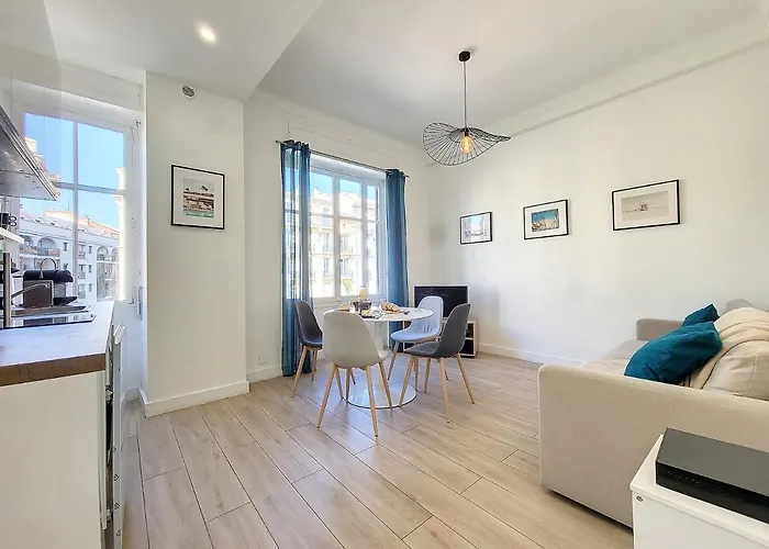 Nestor&jeeves - Bleu Buffa - Location *