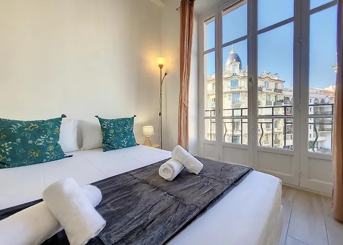 Nestor&jeeves - Bleu Buffa - Location *